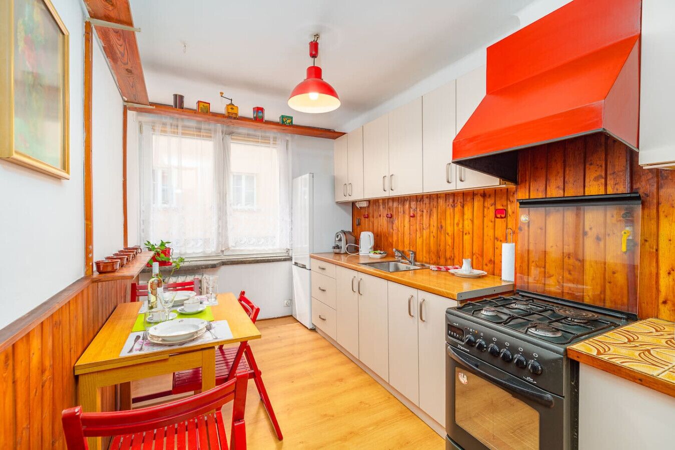 Een koelkast, een microgolfoven, een oven