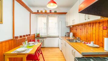 Fridge, microwave, oven, coffee/tea maker