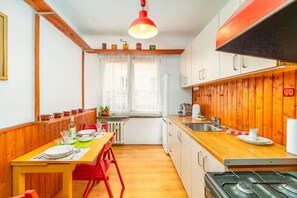 Réfrigérateur, micro-ondes, four, cafetière/bouilloire