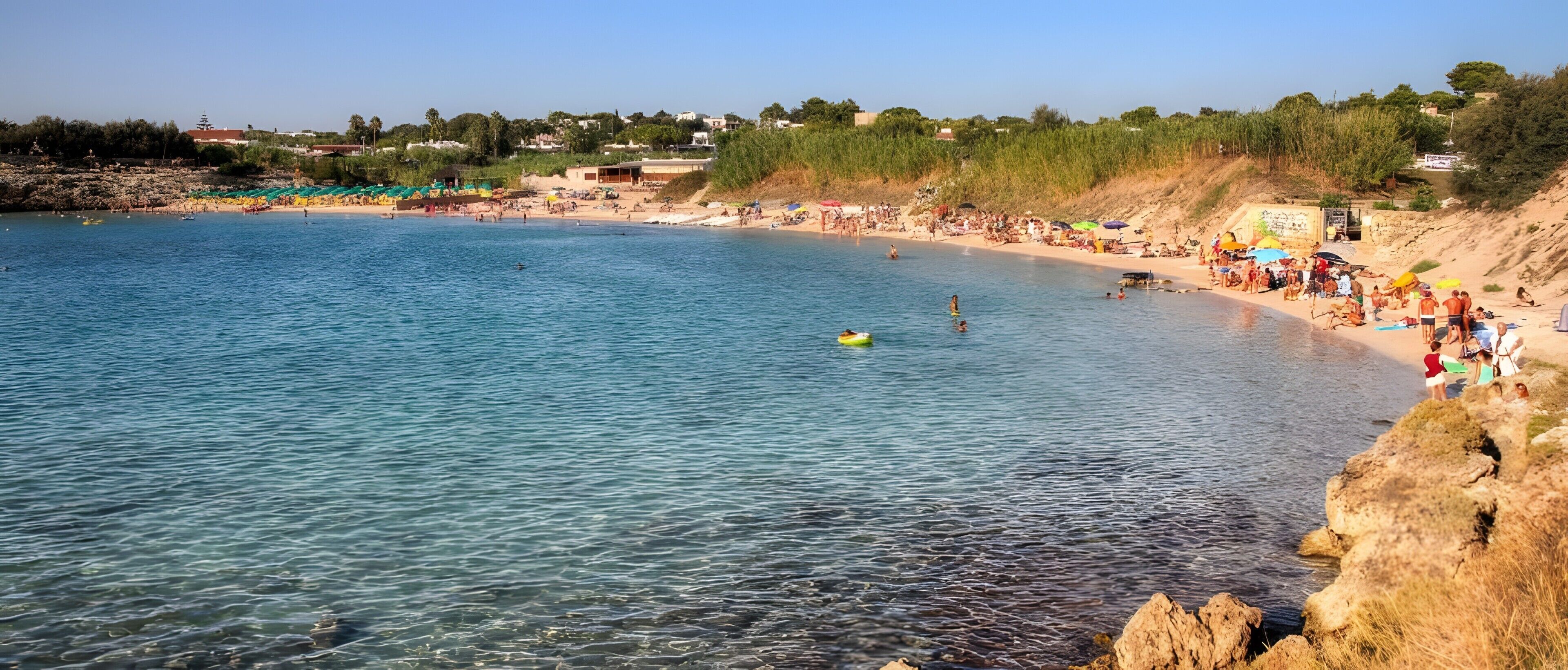 Una spiaggia nelle vicinanze