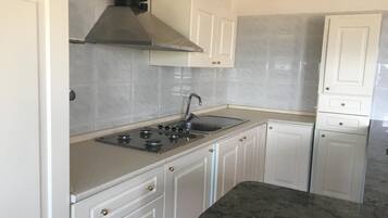Refrigerador, horno, placa de cocina, utensilios de cocina