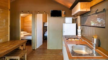 Refrigerador, microondas, parrilla de estufa y cafetera y tetera