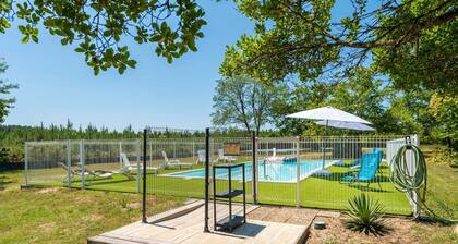 Lodge 1 avec piscine partagée, terrasse privée et jardin commun