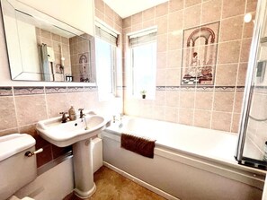 Secadora de cabello, toallas, jabón, papel de baño 