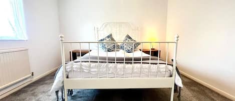 5 bedrooms, iron/ironing board, WiFi, bed sheets