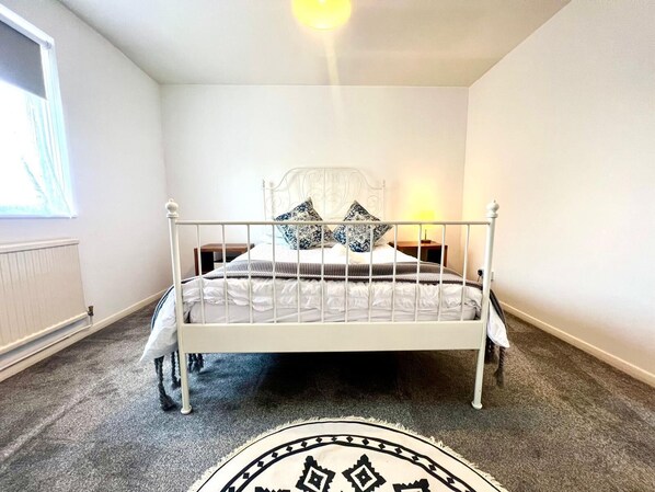 5 habitaciones, tabla de planchar con plancha, wifi y ropa de cama 