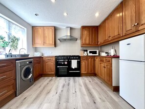 Private kitchen - Modern 5 Bedroom House with Parking in Central Milton Keynes (Bradwell Common)