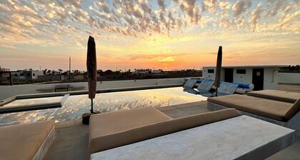 Sun-Drenched Escape w/ Sleek Saltwater Pool. Come soak up the sun!