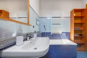 Douche, articles de toilette (gratuits), séchoir à cheveux