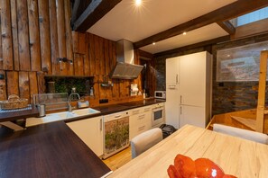 Frigorífico, microondas, horno y placa de cocina