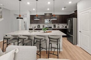 冷蔵庫、電子レンジ、オーブン、コンロ