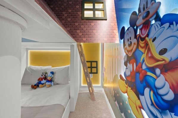 5 bedrooms, iron/ironing board, WiFi, bed sheets