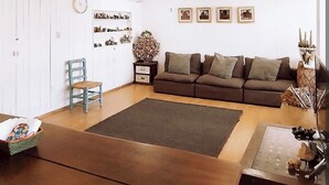 A living room with a sofa, a coffee table, a rug, and a ceiling fan. - Apartment in the south of the city with everything for the family and very close to everything. (Ciudad de México)