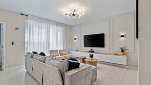 Una sala moderna con sofá, televisor y diseño minimalista.