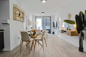 Dining - Downtown Miami Corner 2BR Sleeps 6 Walk to Bayfront and Cruise Port with Pool Hot Tub Parking LuxePad (Miami)
