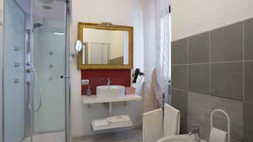 Douche, sĂšche-cheveux, serviettes fournies