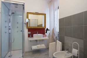 Dusche, Haartrockner, Handtücher