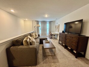 TV, fireplace - LIV Golf: 5 Bedroom 4.5 bath Chatham Hills home 5 minute walk to clubhouse (Westfield)