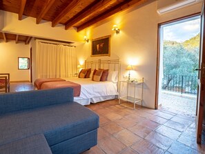 9 bedrooms, iron/ironing board, Internet, bed sheets