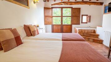 9 bedrooms, iron/ironing board, internet, bed sheets