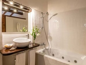 Secadora de cabello, bidet, toallas, jabón 