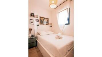 1 dormitorio, tabla de planchar con plancha, wifi y ropa de cama