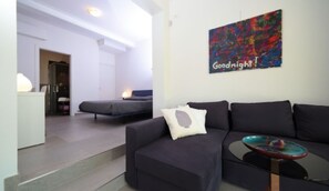 TV - Bed and Breakfast Loggia degli Artisti 'Deluxe Room Two' with Shared Pool and Air Conditioning (Palazzolo Dello Stella)