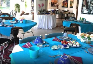 Dining - Bed and Breakfast Loggia degli Artisti 'Quadruple Deluxe Room' with pool and air conditioning (Palazzolo Dello Stella)