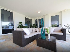 Interior - Bed and Breakfast Loggia degli Artisti 'Quadruple Deluxe Room' with pool and air conditioning (Palazzolo Dello Stella)