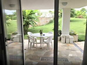 Outdoor dining - Bed and Breakfast Loggia degli Artisti 'Quadruple Deluxe Room' with pool and air conditioning (Palazzolo Dello Stella)