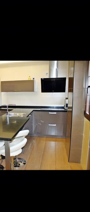 Geladeira, micro-ondas, cooktop, lava-louças