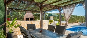 Holiday Home 'Oasis' with Private Pool, Wi-Fi and Air Conditioning