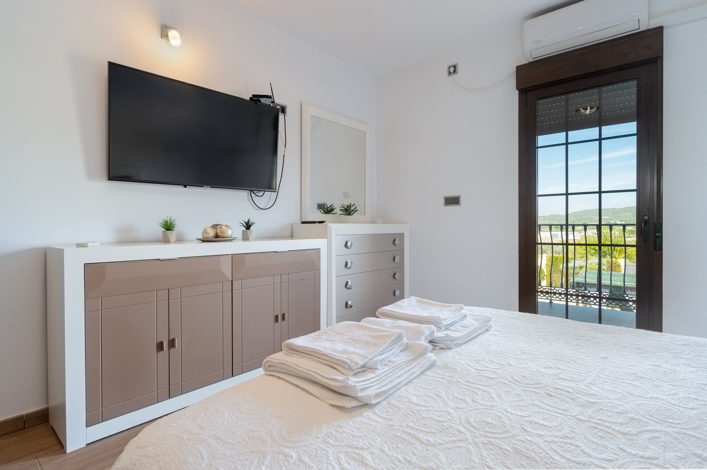 4 bedrooms, WiFi, bed sheets