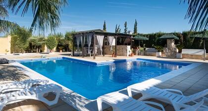 Holiday Home 'Oasis' with Private Pool, Wi-Fi and Air Conditioning
