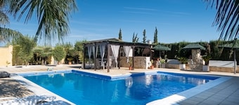 Holiday Home 'Oasis' with Private Pool, Wi-Fi and Air Conditioning