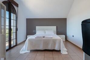 4 عدّة غرف نوم وواي فاي وملاءات أسرّة