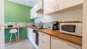 Fridge, microwave, oven, coffee/tea maker