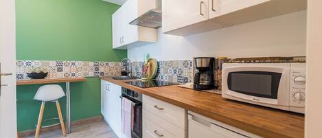 Fridge, microwave, oven, coffee/tea maker