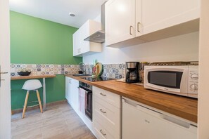 Fridge, microwave, oven, coffee/tea maker