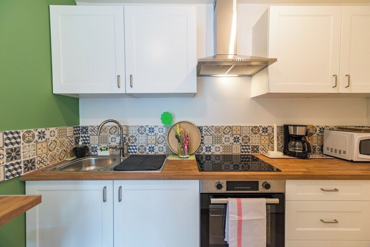 Fridge, microwave, oven, coffee/tea maker