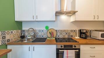 Fridge, microwave, oven, coffee/tea maker