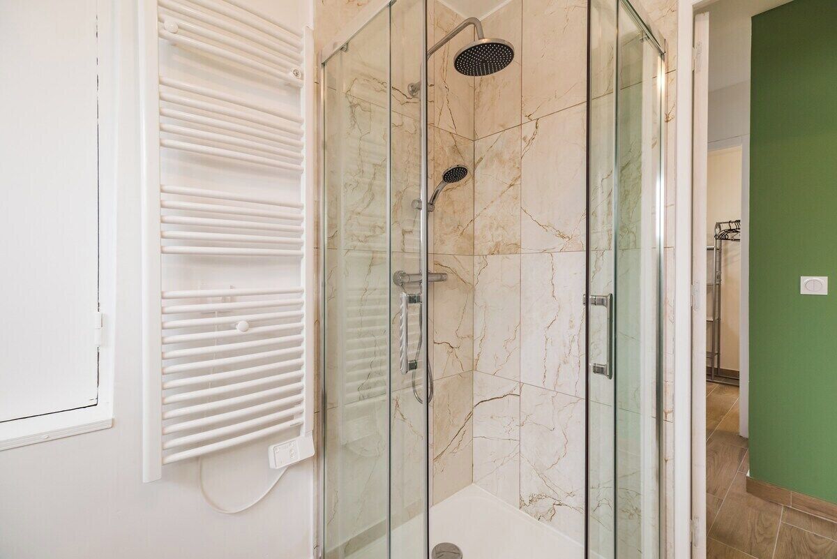 Douche, sèche-cheveux, serviettes fournies