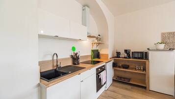 KĂŒhlschrank, Mikrowelle, Ofen, GeschirrspĂŒler