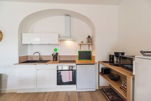 Refrigerador, microondas, horno y lavavajillas 