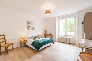 3 bedrooms, internet, bed sheets