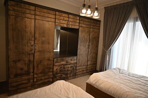 Caixa forta a l'habitació, cortines opaques i planxa i posts de planxar