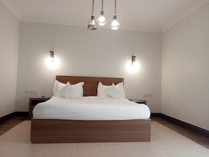 Cofres nos quartos, cortinas blackout, ferros/tábuas de passar roupa