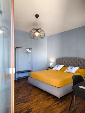 2 chambres, bureau, fer et planche à repasser, lit parapluie