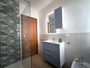Dusche, Haartrockner, Handtücher, Seife