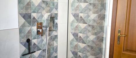 Douche, sèche-cheveux, serviettes fournies, savon